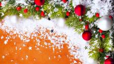 Праздничная декорация на оранжевом фоне на рождество