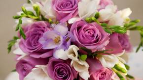 Фиолетовые розы в букете для женщин на 8 марта