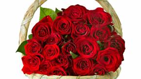 Красные розы в корзине в подарок женщинам на восьмое марта