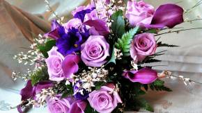 Фиолетовые розы в букете женщинам на 8 марта