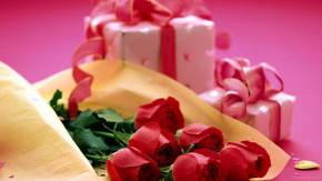Красные розы на 8 марта с подарками