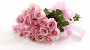 Красивый розовый букет в подарок на 8 марта