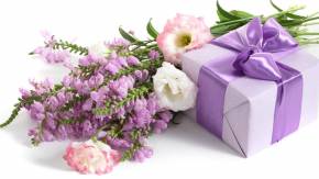 Букет цветов и подарок для девушки на восьмое марта