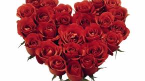 Красные розы на 8 марта в форме сердца