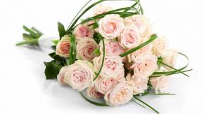 Нежный розовый букет цветов девушке на  8 марта