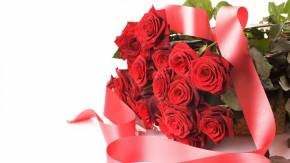 Красные розы в украшенном букете на восьмое марта