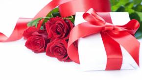 Красные розы и коробка с подарком на 8 марта