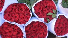 Роскошные букеты красных роз на 8 марта