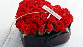 Красные розы на 8 марта в коробке в форме сердца