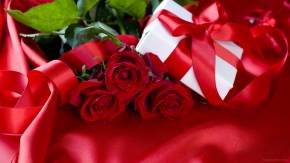 Розы, обвитые алой лентой для любимой на 8 марта