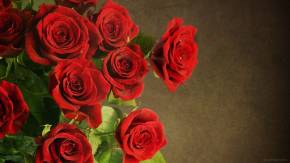 Букет роскошных красных роз на 8 марта