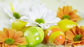 Яйца среди цветов на Пасху