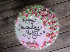Торт ко дню рождения покрыт цветами