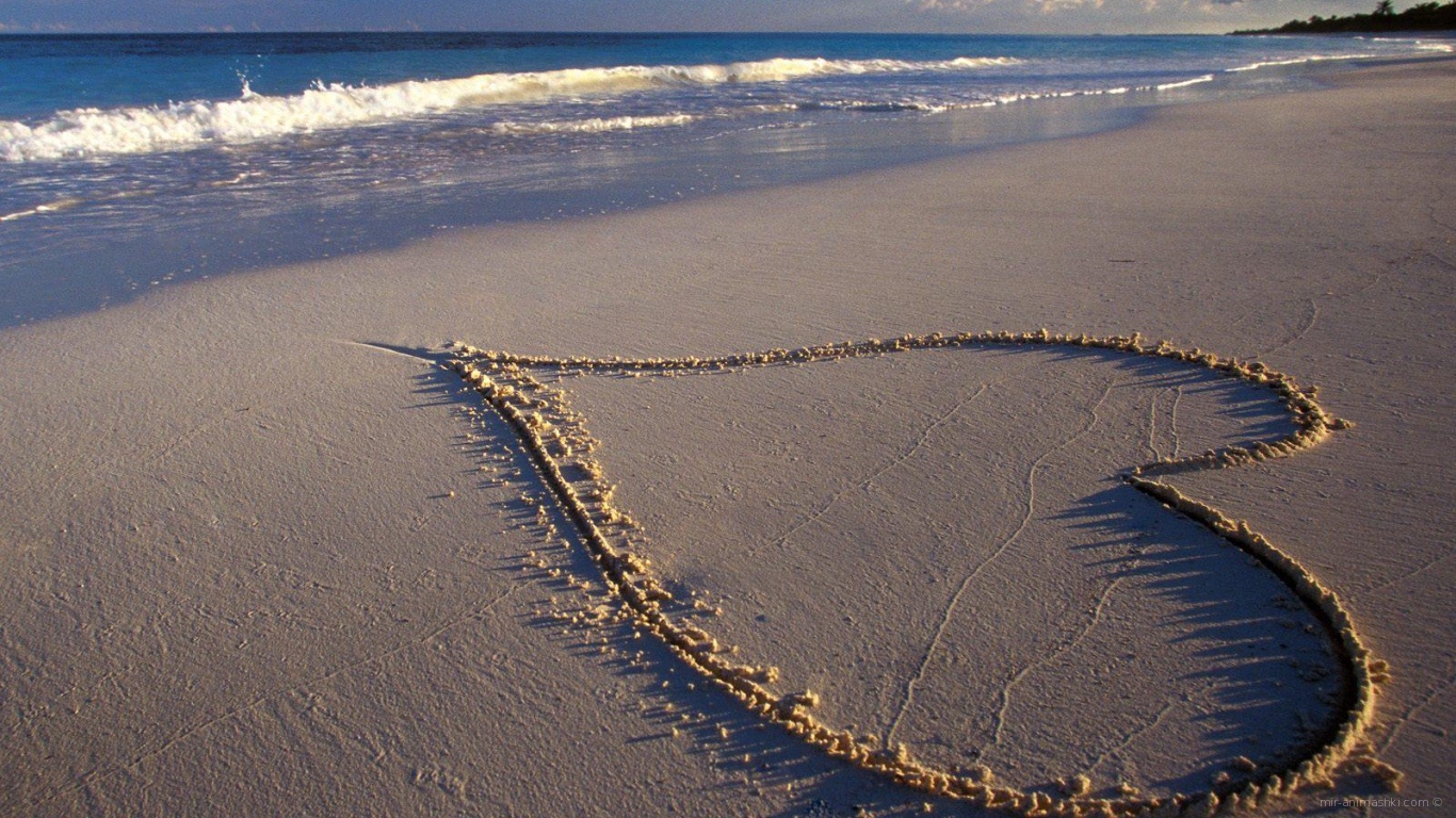 Сердце на песке на День Влюбленных 14 февраля - С днем Святого Валентина поздравительные картинки