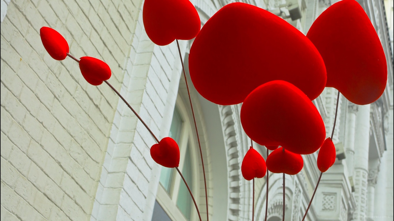 Сердца на фоне здания на День Святого Валентина 14 февраля - С днем Святого Валентина поздравительные картинки