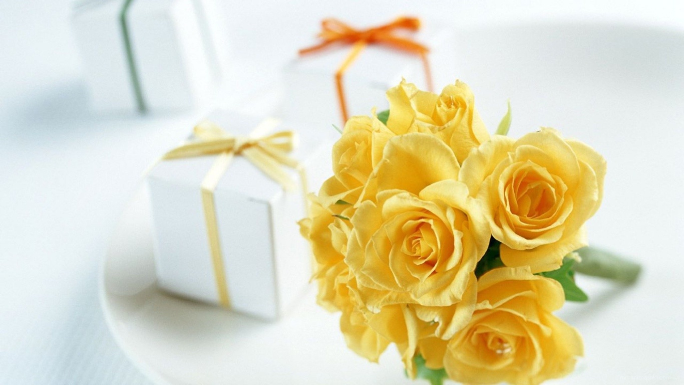 Жёлтые розы и подарки на восьмое марта - C 8 марта поздравительные картинки