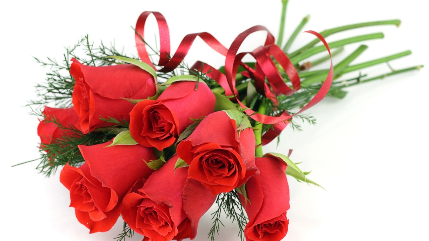 Украшенные красные розы на белом столе на  8 марта - C 8 марта поздравительные картинки