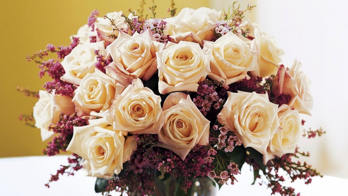 Красивый букет белых роз для девушки на восьмое марта - C 8 марта поздравительные картинки
