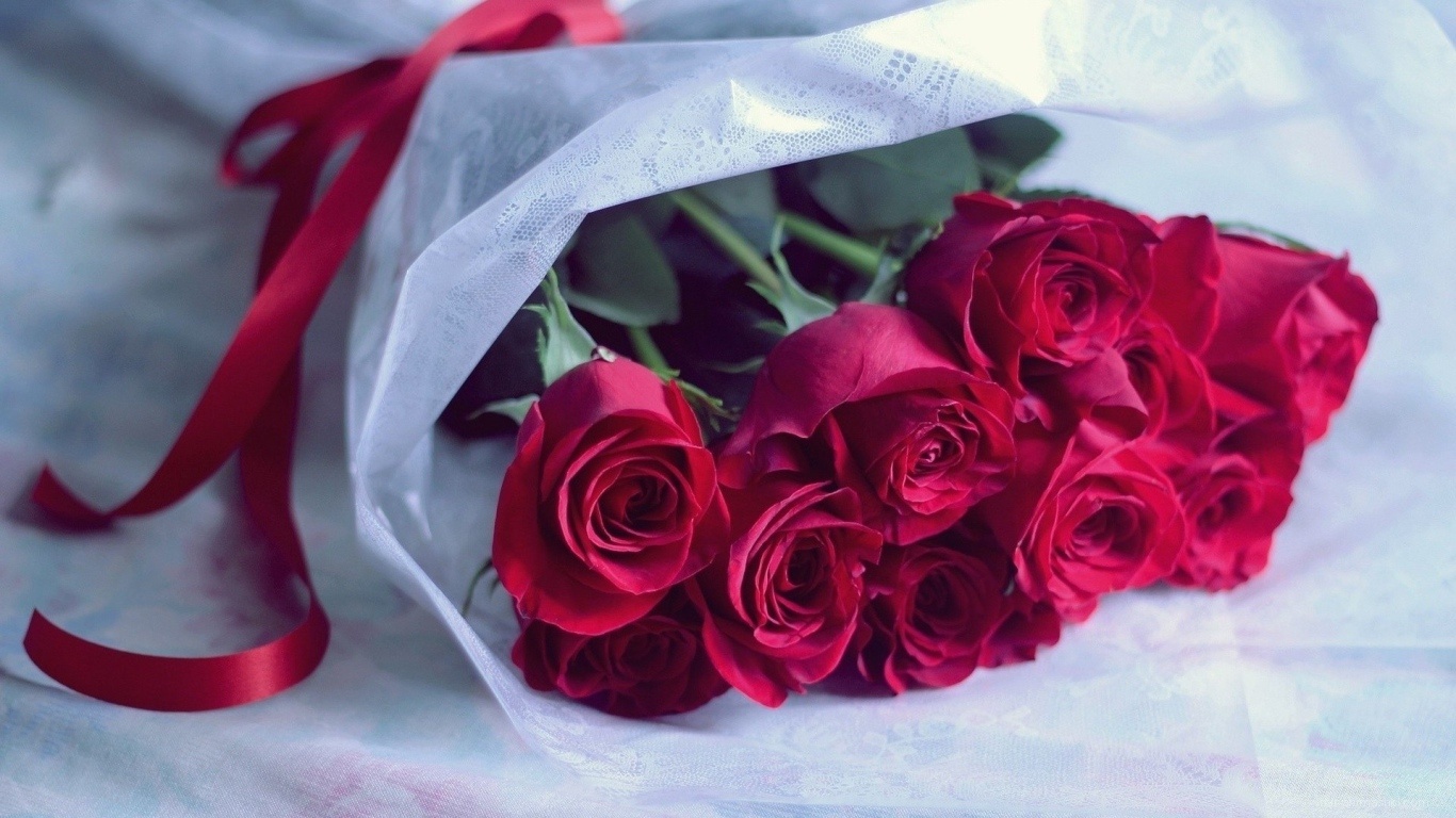 Украшенные красные розы на восьмое марта - C 8 марта поздравительные картинки