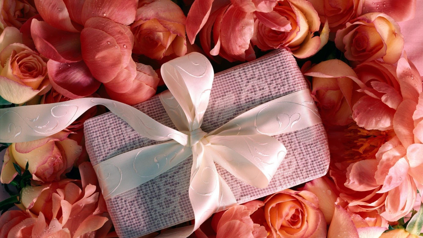 Подарок в букете цветов для любимой на 8 марта - C 8 марта поздравительные картинки