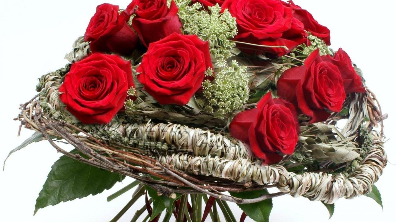 Красные розы на 8 марта в красивой бумаге - C 8 марта поздравительные картинки