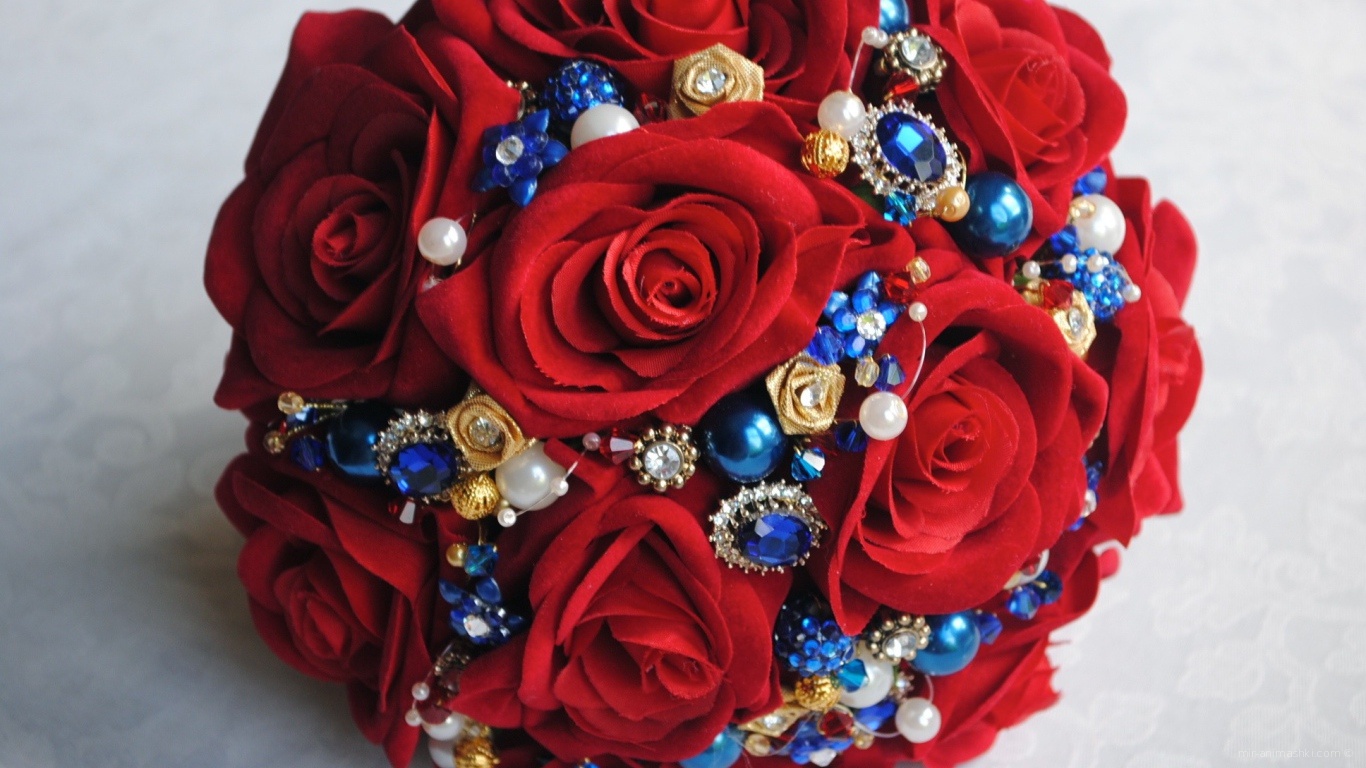 Красные розы на 8 марта с синими цветочками - C 8 марта поздравительные картинки