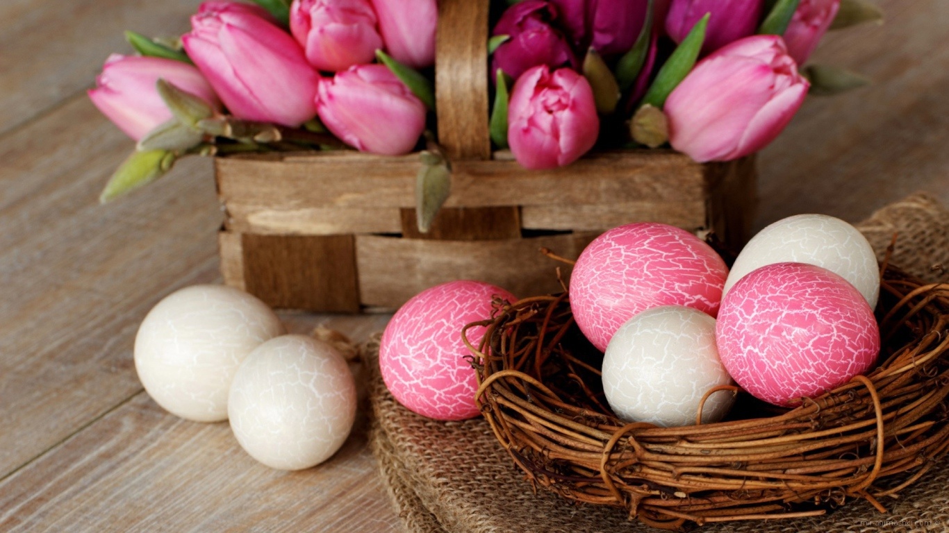 Белые и розовые яйца на Пасху - C Пасхой поздравительные картинки