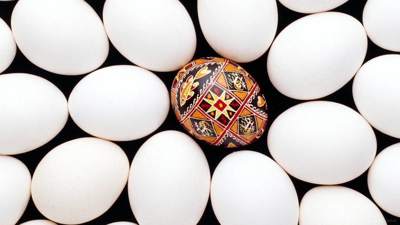 Крашенное яйцо среди белых на Пасху - C Пасхой поздравительные картинки