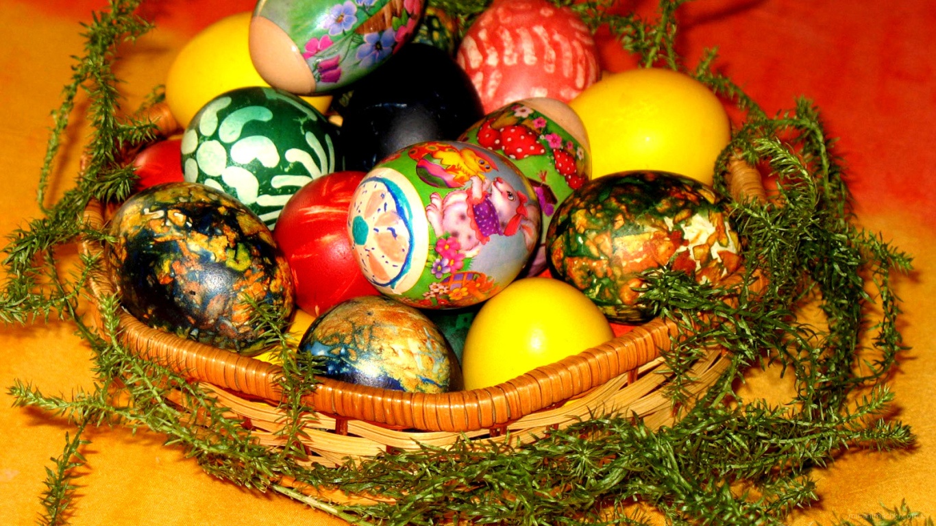 Яйца в корзине на Пасху - C Пасхой поздравительные картинки