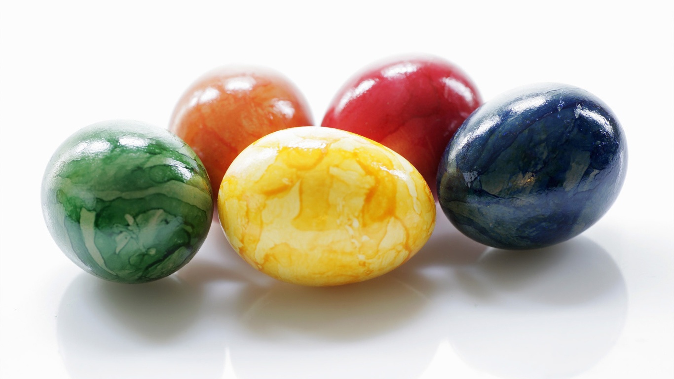 Яйца на белом фоне на Пасху - C Пасхой поздравительные картинки