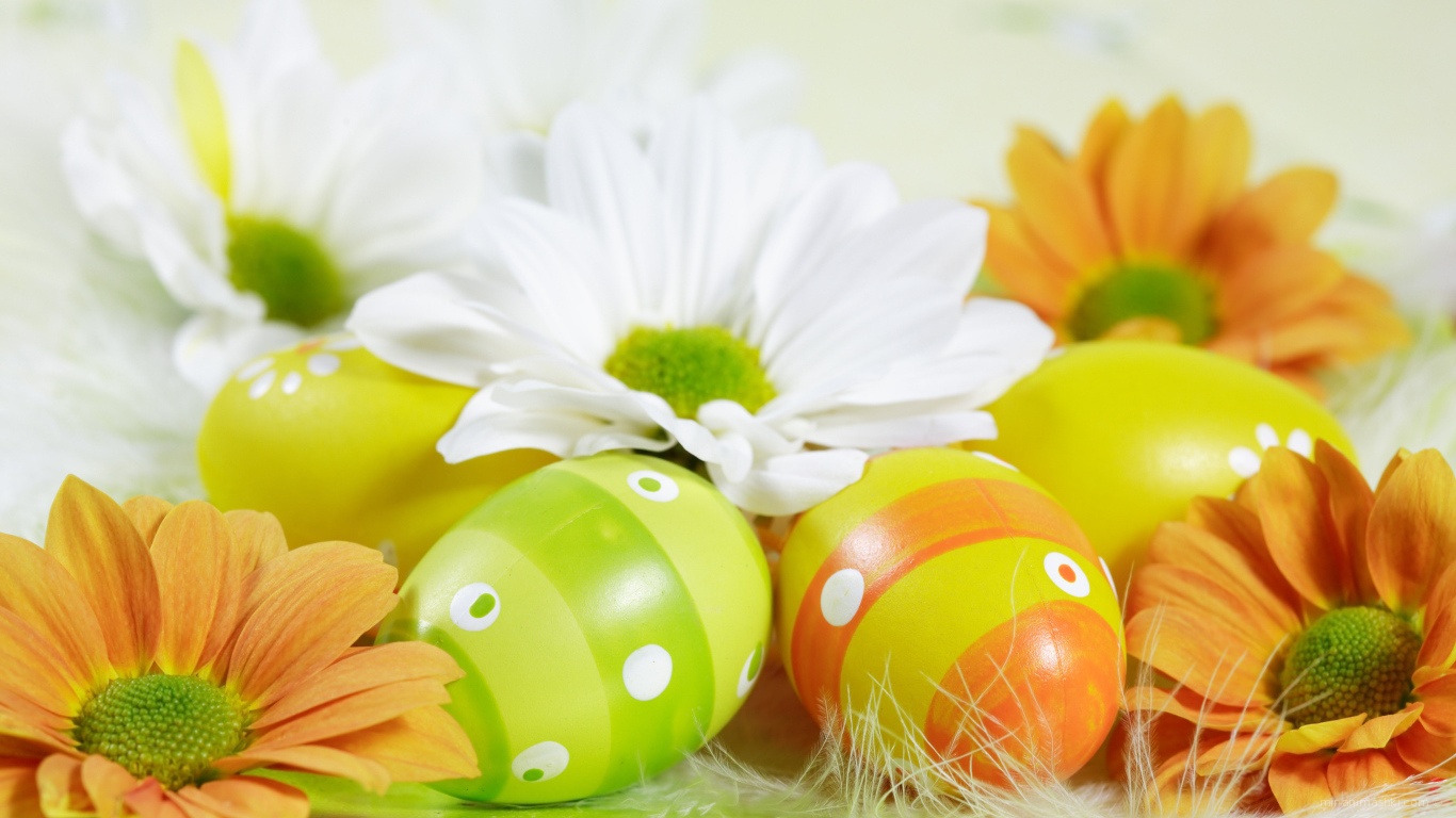 Яйца среди цветов на Пасху - C Пасхой поздравительные картинки