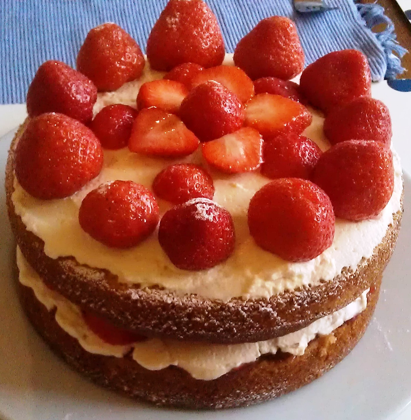 Вкусный торт ко дню рождения - С Днем Рождения поздравительные картинки