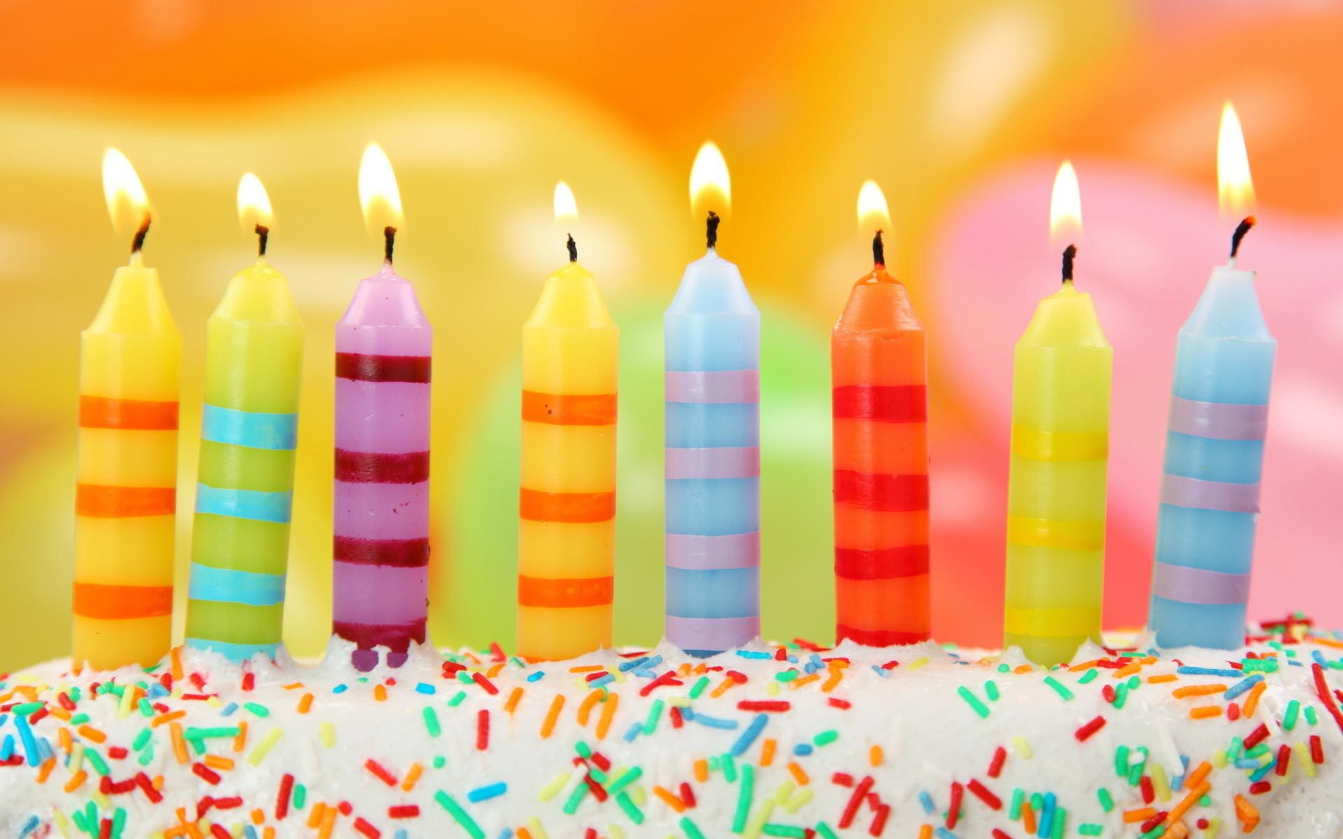 Красочные свечи на тортоe ко дню рождения - С Днем Рождения поздравительные картинки