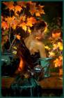 Девушка в осенней листве - Осень открытки и картинки