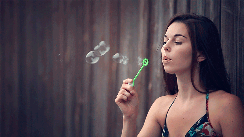 Девушка пускает мыльные пузыри~Анимационные блестящие открытки GIF