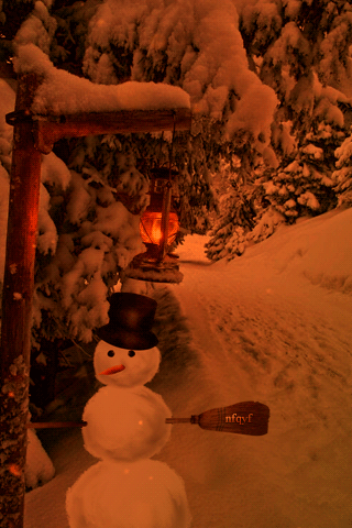 Снеговик в снежном лесу~Анимационные блестящие открытки GIF