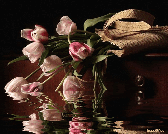 Тюльпаны в отражении воды~Анимационные блестящие открытки GIF