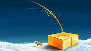 Жёлтая подарочная коробка лежит на снегу на рождество