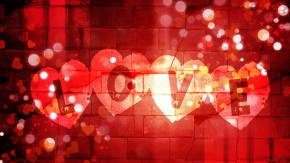 Сердца на стене на День Святого Валентина 14 февраля