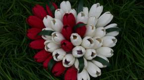 Букет из цветов и конфет на День Влюбленных 14 февраля