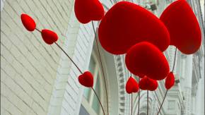 Сердца на фоне здания на День Святого Валентина 14 февраля