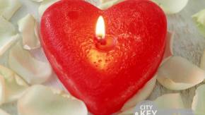Сердце свеча на День Святого Валентина 14 февраля