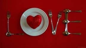 Признание из посуды на День Святого Валентина 14 февраля