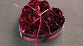Подарок с розами на День Святого Валентина