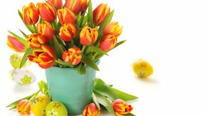 Букет тюльпанов и яйца на Пасху