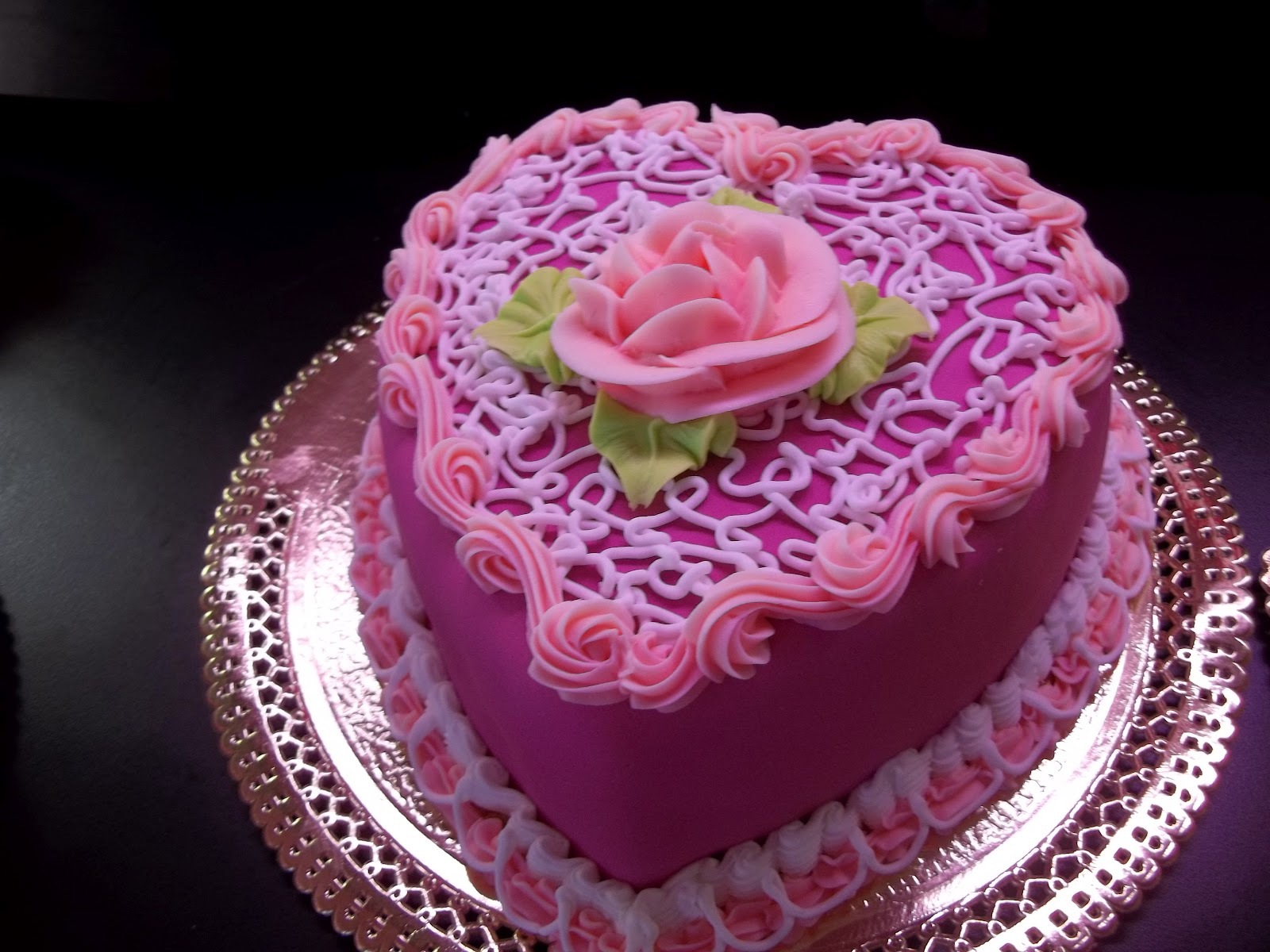 Торт на день рождения в форме сердца~Анимационные блестящие открытки GIF
