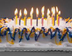 Праздничный торт и свечи в день рождения