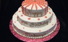 Вкусный торт ко дню рождения на черном фоне