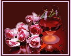 Розовые розы и вино в бокале