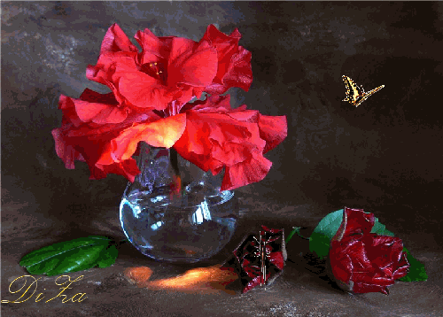 Красные цветы в стеклянной вазе
